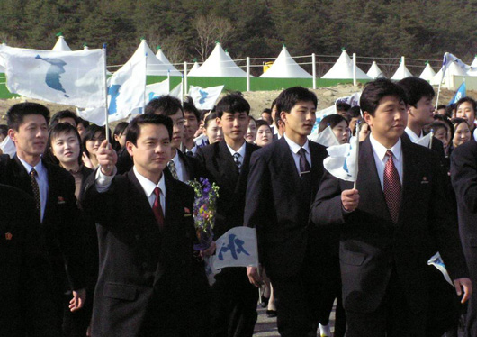 13일 오전 9시50분 남북 공동행사 장소인 온정각 문화회관 앞에 남쪽 새내기 대표의 마중을 받고 있다 